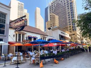 Gold Coast 2BR Suite Near Oak Street