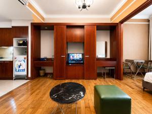The Manor - Quiet, Comfortable & Central Studio with Pool Access