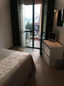 Apartment Sleeps 2 with Pool & Balcony