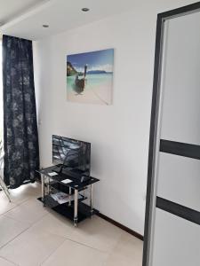Apartment Sleeps 2 with Pool & Balcony