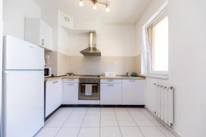 Prime Stay - Modern 2 Bedroom Apartment with Balcony & Parking Included