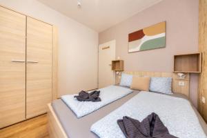 Prime Stay - Modern 2 Bedroom Apartment with Balcony & Parking Included
