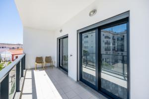 Alvor T2, Vista Rio, Piscina, AC e WiFi - 6 Pessoas