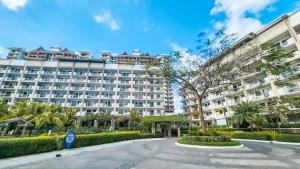 2BR Fully Air-Conditioned Staycation with Parking