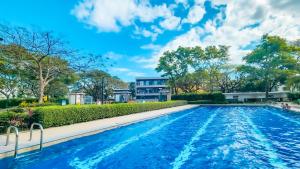 2BR Fully Air-Conditioned Staycation with Parking