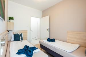 Prime Stay - Deluxe 3 Bedroom Family Apartment - Parking Included