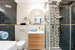 Prime Stay - Deluxe 3 Bedroom Family Apartment - Parking Included