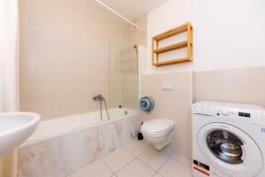 Prime Stay - Modern 1 Bedroom Apartment with 2 Balcony & Parking Included