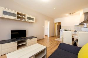 Prime Stay - Modern 1 Bedroom Apartment with 2 Balcony & Parking Included
