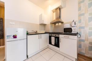 Prime Stay - Modern 1 Bedroom Apartment with 2 Balcony & Parking Included