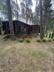 Domek w lesie blisko jeziora