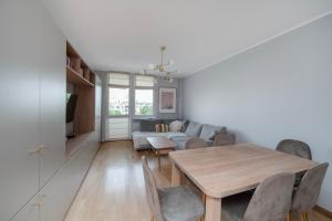 Piotrkowska Spacious Apartment by BookingHost