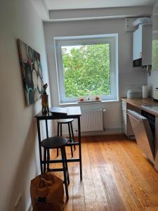 Apartment mit geräumigem Schlafzimmer und Balkon