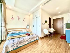 Cozy Lakeside Studio Apartment with Full Amenities and Fast WiFi