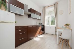 Functional Pet-Friendly Studio with a Workspace by Noclegi Renters