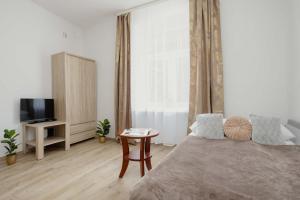 Functional Pet-Friendly Studio with a Workspace by Noclegi Renters
