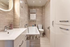 Lenartowicza Riverside Apartment by BookingHost