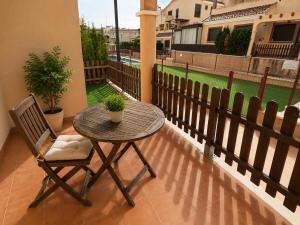 Apartamento con jardín y piscina en Los Collados
