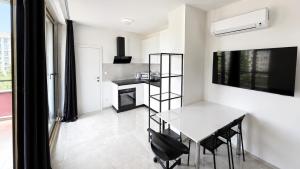 2 room Apartment with AC, Vienna Gate 4