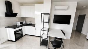 2 room Apartment with AC, Vienna Gate 4