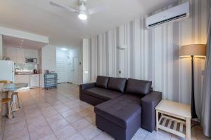 797 Holiday Rentals- Precioso piso con vistas al jardin en Benalbeach