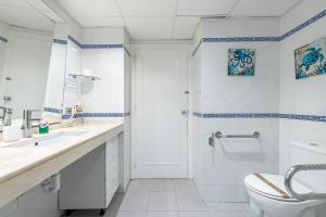 797 Holiday Rentals- Precioso piso con vistas al jardin en Benalbeach