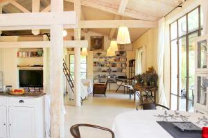Maison Chênes Blancs - charming 3 bedroom retreat with pool