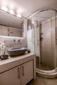 2BR Acropolis Walk Historic Thissio Athens