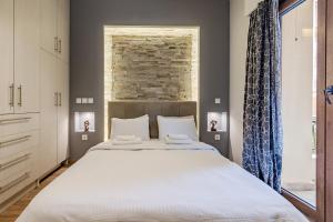 2BR Acropolis Walk Historic Thissio Athens
