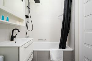 Tyszkiewicza Pleasant Apartment by BookingHost