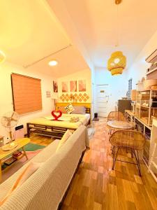 Olango Island - S&E-1 Tiny Guest House Fully Furnished with Hot Shower, Washer, Wi-Fi, Netflix & King-size Bed