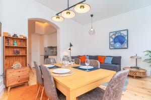 Gorgeous and central flat w. view to charmy square
