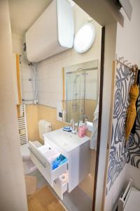 Comfortable 2BR Garden Apt with AC & Free Parking