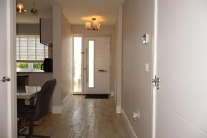 Stylish 3-Bed Glasgow Retreat, Private Hot Tub & Parking