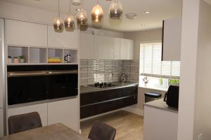 Stylish 3-Bed Glasgow Retreat, Private Hot Tub & Parking