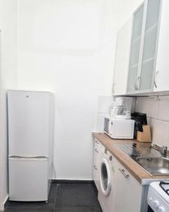 10-Min to Westbahnhof 1BR & Living Room