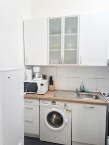10-Min to Westbahnhof 1BR & Living Room