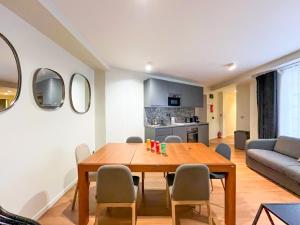 UrbanFlat 122 - Grand Appartement au centre de Paris