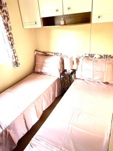 Cabin 6 sleeps 6 Patio Pets Edinburgh Festival