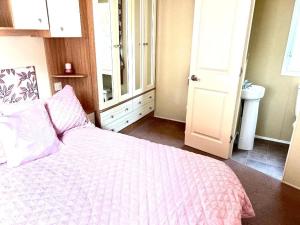 Cabin 6 sleeps 6 Patio Pets Edinburgh Festival