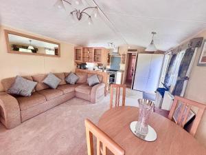 Cabin 6 sleeps 6 Patio Pets Edinburgh Festival