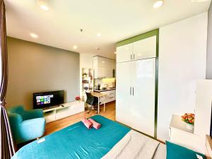 Elegant Studio Apartment Surrounded by Water and Green Landscapes