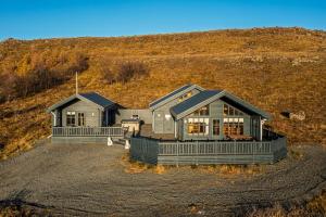 5BR Summerhouse with Sauna, Hot Tub and Scenic Views