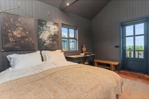5BR Summerhouse with Sauna, Hot Tub and Scenic Views