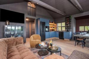 5BR Summerhouse with Sauna, Hot Tub and Scenic Views
