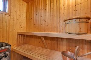 5BR Summerhouse with Sauna, Hot Tub and Scenic Views