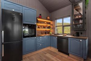5BR Summerhouse with Sauna, Hot Tub and Scenic Views