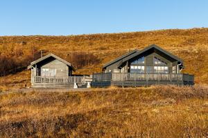 5BR Summerhouse with Sauna, Hot Tub and Scenic Views