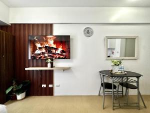 Cozy Studio w balcony at Centrio Towers beside Ayala Mall