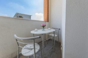 Lumina - Sunny Como Flat with Balcony